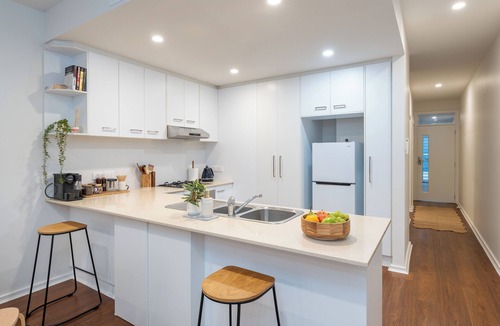 Adelaide Central Business District House | CBD Villa King Suite Garage BBQ Pets Walk Everywhere