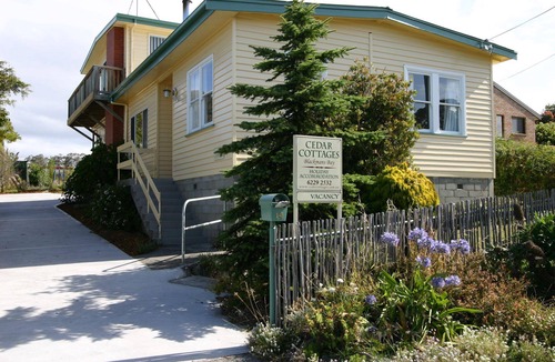 Blackmans Bay Hotel | Cedar Cottages Blackmans Bay