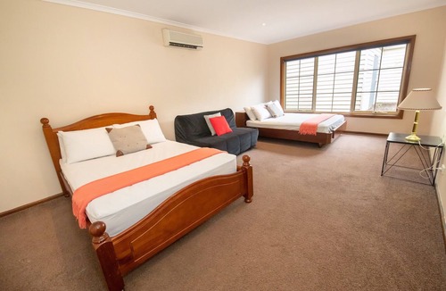 Burwood East House | Cedar Holiday House - WiFiParking24hrshopsSinglelevel