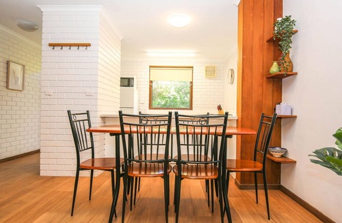 Bright Apartment | CEDAR HOLIDAY UNITS - APARTMENT 3: Bright
