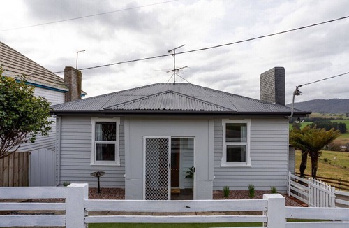 Scottsdale House | Celtic Cottage, central to Barnbougle & Derby MBT