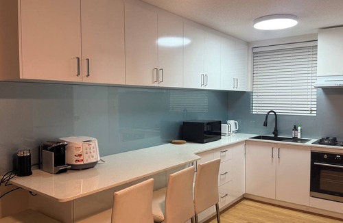Wembley Apartment | Centra Location. close to the CBD, Beaches,shops and near by attractions.