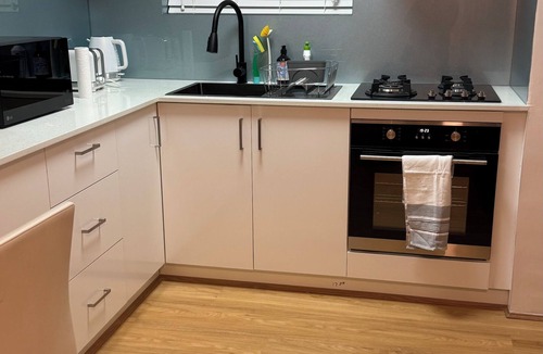 Wembley Apartment | Centra Location. close to the CBD, Beaches,shops and near by attractions.