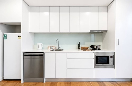 Surry Hills Apartment | Central art-deco 1bed with balcony & aircon