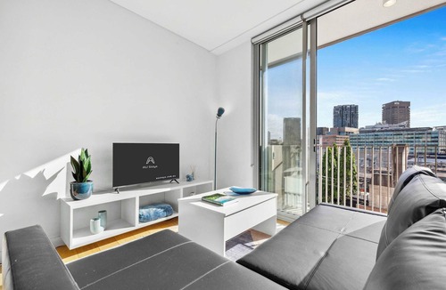 Surry Hills Apartment | Central art-deco 1bed with balcony & aircon