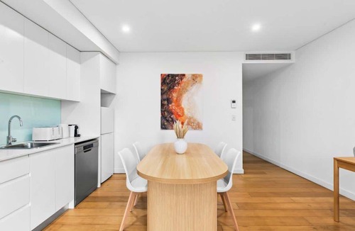 Surry Hills Apartment | Central art-filled 2 beds with balcony & aircon