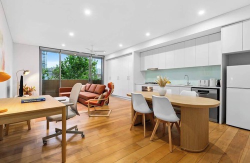 Surry Hills Apartment | Central art-filled 2 beds with balcony & aircon