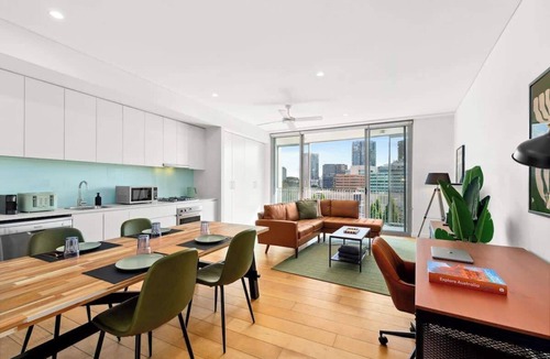 Surry Hills Apartment | Central charming 2 beds with balcony & aircon