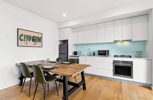 Surry Hills Apartment | Central charming 2 beds with balcony & aircon