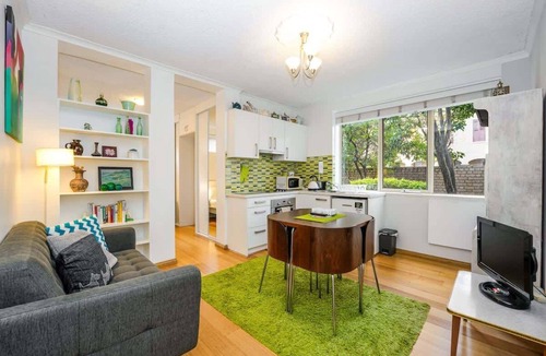 Fitzroy Apartment | Central & Cozy Fitzroy Studio Apartment with parking