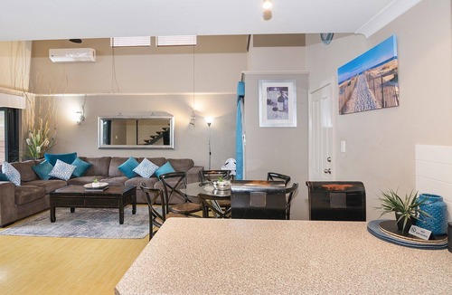 Dunsborough Villa | Central Dunsborough Town House With Access to Indoor Pool/Spa
