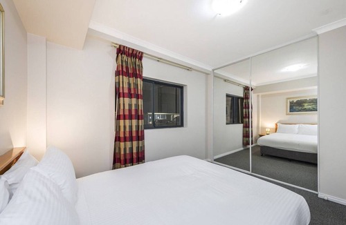 East Perth Apartment | Central East Perth Flat with Pool & Gym Access
