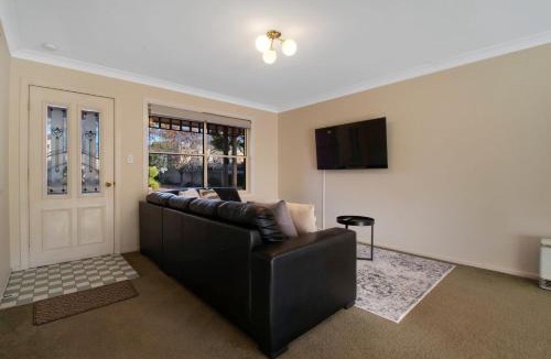 Wagga Wagga Apartment | Central Escape - Walk to CBD, Cosy & Convenient
