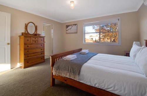 Wagga Wagga Apartment | Central Escape - Walk to CBD, Cosy & Convenient