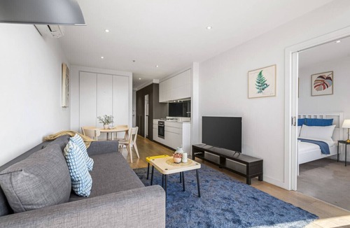 Kew Apartment | Central Kew Retreat Steps to CBD Transport Shops