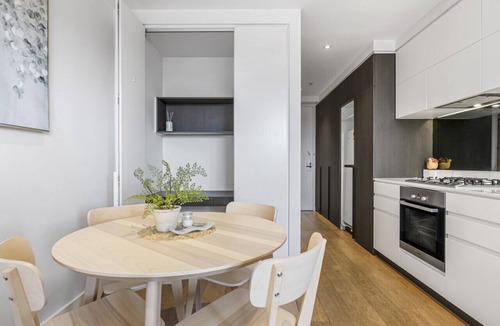 Kew Apartment | Central Kew Retreat Steps to CBD Transport Shops