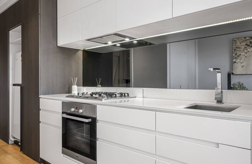Kew Apartment | Central Kew Retreat Steps to CBD Transport Shops