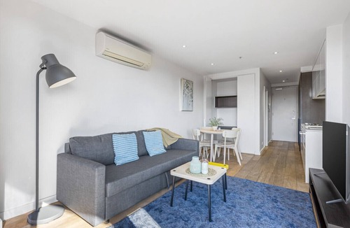 Kew Apartment | Central Kew Retreat Steps to CBD Transport Shops