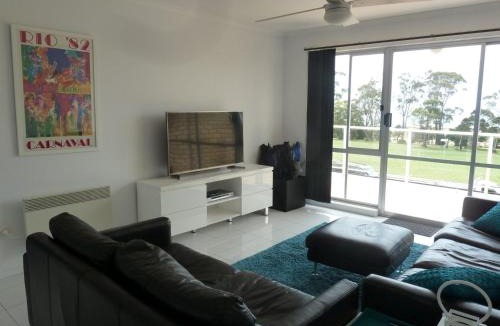 Bridport Apartment | Central Location with Fabulous Sea Views