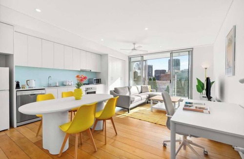 Surry Hills Apartment | Central luminous 2 beds with balcony & aircon