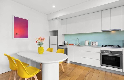 Surry Hills Apartment | Central luminous 2 beds with balcony & aircon
