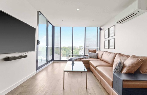 Oakleigh Apartment | Central Oakleigh 2BR Apartment w Parking