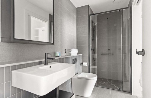 Oakleigh Apartment | Central Oakleigh 2BR Apartment w Parking
