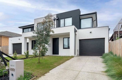 Oakleigh East House | Central Oakleigh East Amenities & Parking