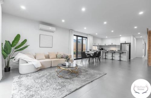 Oakleigh East House | Central Oakleigh East Amenities & Parking