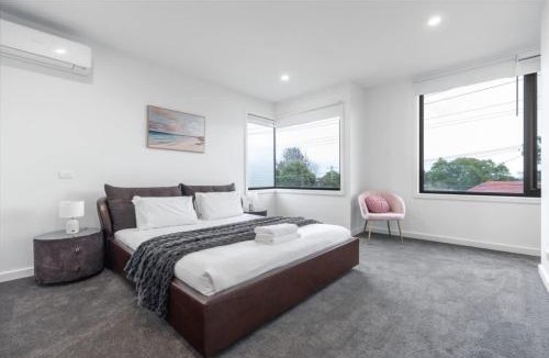 Oakleigh East House | Central Oakleigh East Amenities & Parking