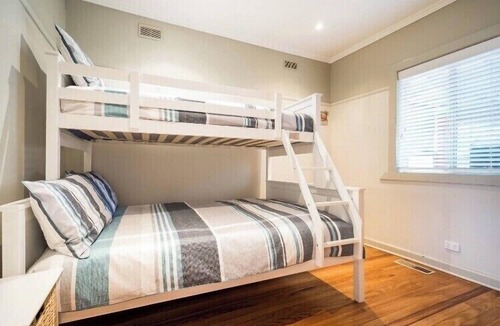 Rosebud Hotel | Central Rosebud Getaway| Walk to Beach, Cafés & Shops | Free WIFI