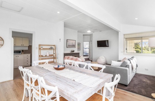 Tootgarook Cottage | Character Cottage by the bay