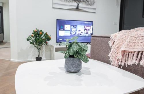 Maribyrnong Apartment | Charming 1BR MaribyrnongWifibalcony