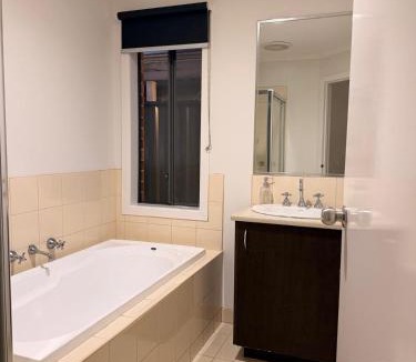 Tarneit Villa | Charming 3BR Getaway Spacious & Relaxing