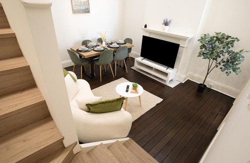 Glebe House | Charming 3BR House - Walk to Fish Market & Shops - Free Street Parking
