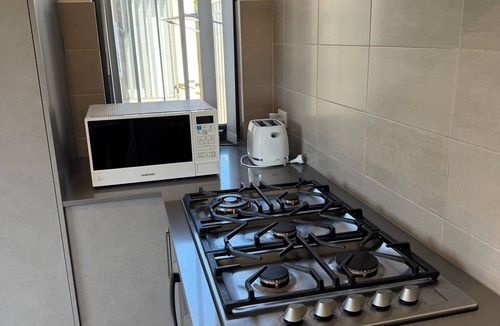 Coolbellup House | Charming and Cozy 2-bedroom bungalow with AC, WiFi and parking in Coolbellup.