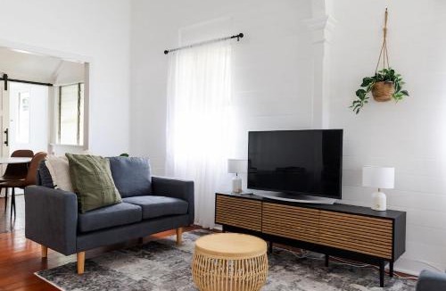 South Townsville House | Charming Cottage Stay