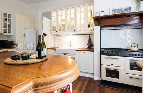 Kirup Cottage | Charming cottage with king beds