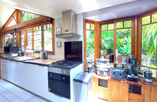 Palm Beach House | Charming Entire Home at Famous Palm Beach! 3BR. Outdoor Spa! Walk to Ocean Beach