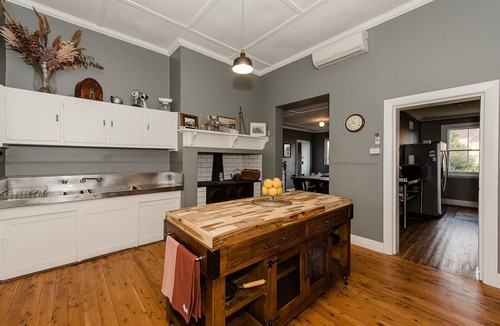 Rutherglen House | Charming historical building in the heart of Rutherglen!