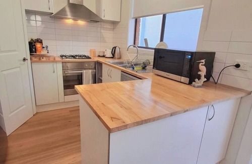 Laverton House | Charming Holiday House in Laverton Modern Comfort & Convenience