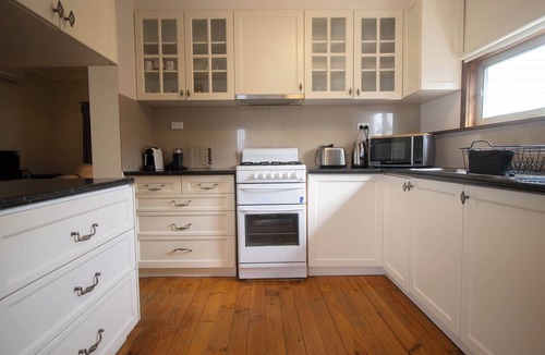 Ballarat House | Charming older cottage in Ballarat Central with classic character, modern comfort and a great central location. Two bedrooms, full kitchen, comfy lounge, workspace and easy access to cafés, shops and attractions.