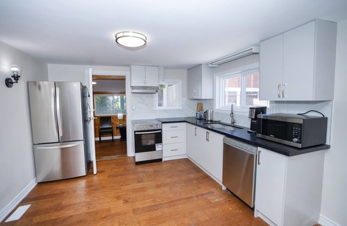 Cobourg House | Cheerful 2-BR Backyard Home, Mins to Beach & Lake