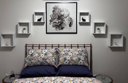 Sydney Apartment | cheerful, convenient, sun filled One Bedroom retreat. Close to Public transport.