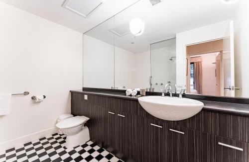 East Melbourne Apartment | Chic 1-Bed in East Melbourne with Gym & Pool