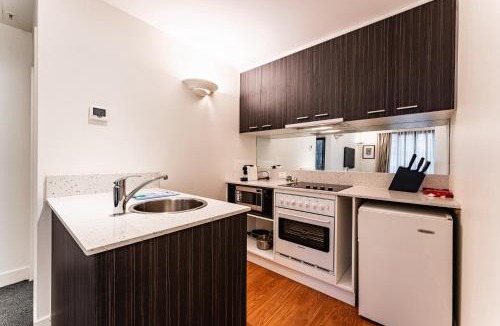 East Melbourne Apartment | Chic 1-Bed in East Melbourne with Gym & Pool