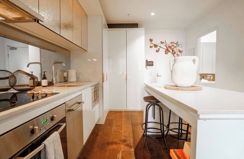 Melbourne Central Business District Apartment | Chic 2BR Apartment Free Parking Balcony and Views