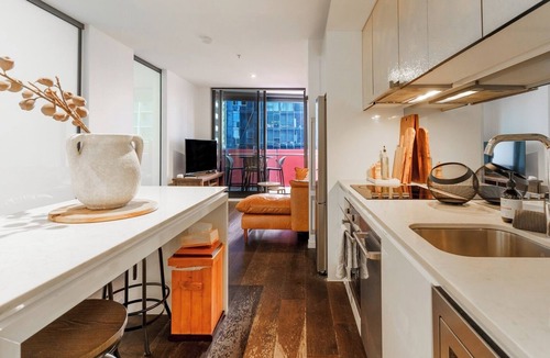 Melbourne Central Business District Apartment | Chic 2BR Apartment Free Parking Balcony and Views