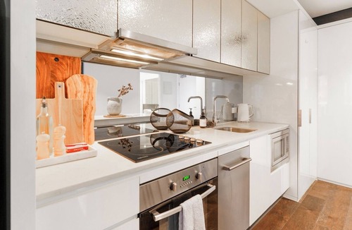 Melbourne Central Business District Apartment | Chic 2BR Apartment Free Parking Balcony and Views