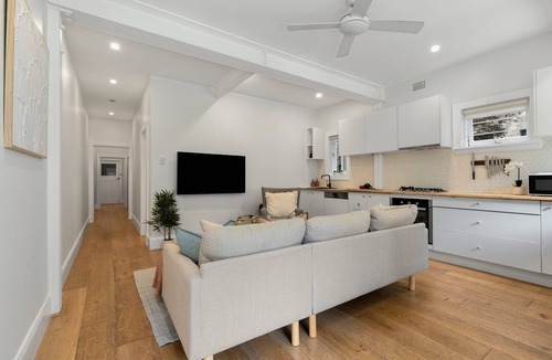 Bondi Beach Apartment | Chic Bondi Retreat – 10 Min Walk to Beach, modern coastal style